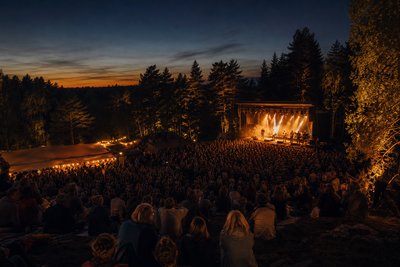 Publik framför en scen vid svensk sommarmusikevenemang — Barr Music
